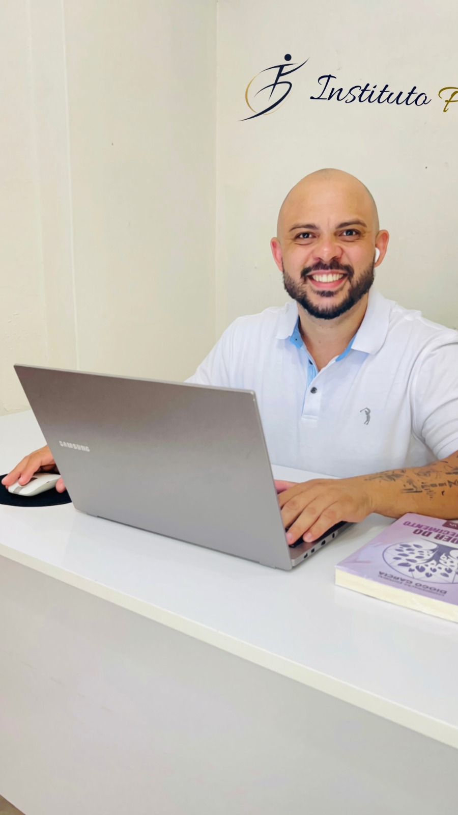 Terapeuta Fábio Jr. sorrindo em atendimento online