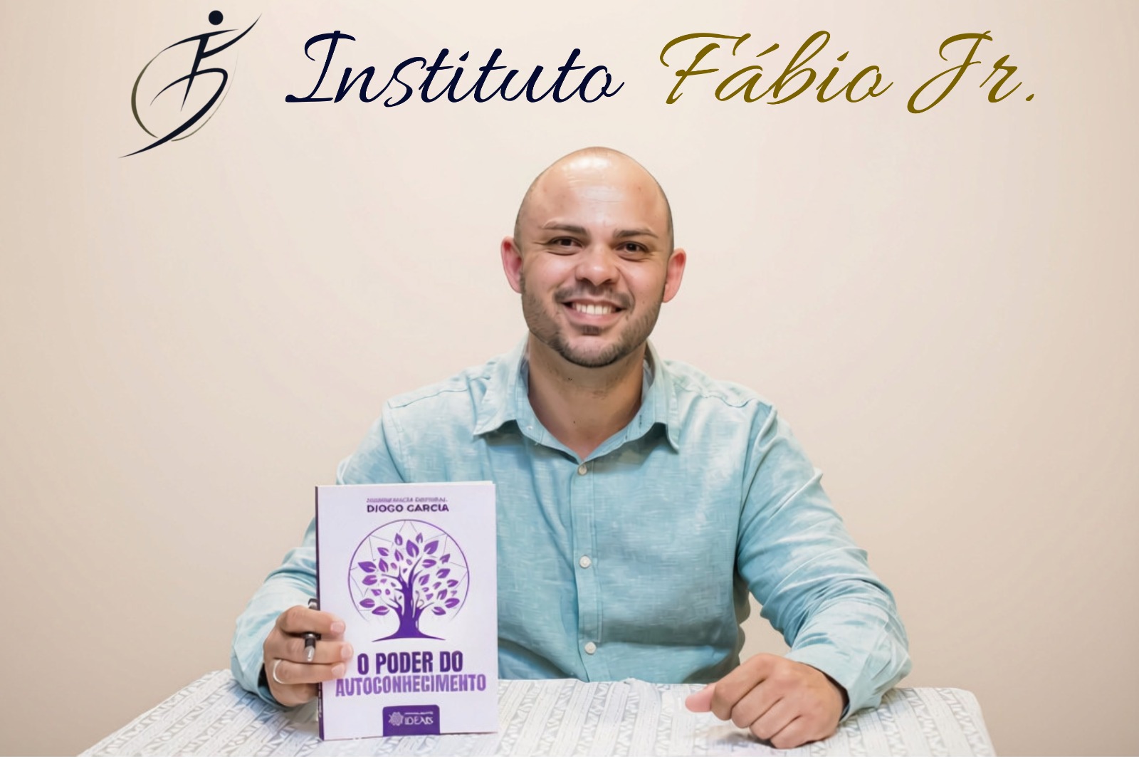 Terapeuta Fábio Jr. com o livro O Poder do Autoconhecimento