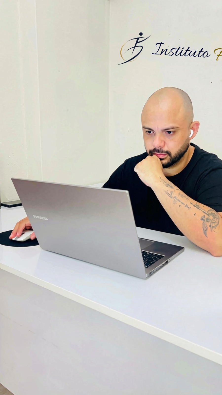 Terapeuta Fábio Jr. em momento de concentração